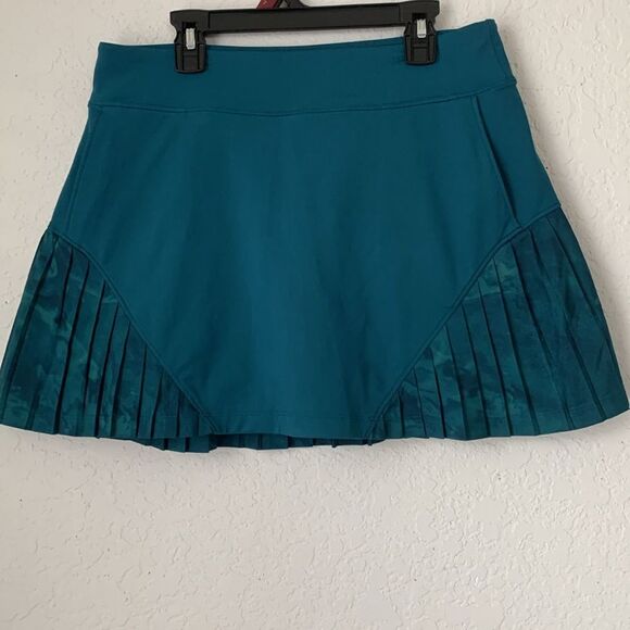 Under Armour Motion Skort/Skirt-Shorts Teal Skirt with Pleated Detail Size M - Picture 1 of 7